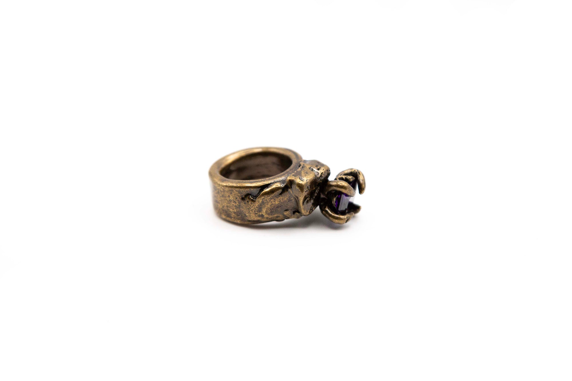 FABLE asymmetrical 24k gold-plated brass ring with hand-carved details. Lateral view.