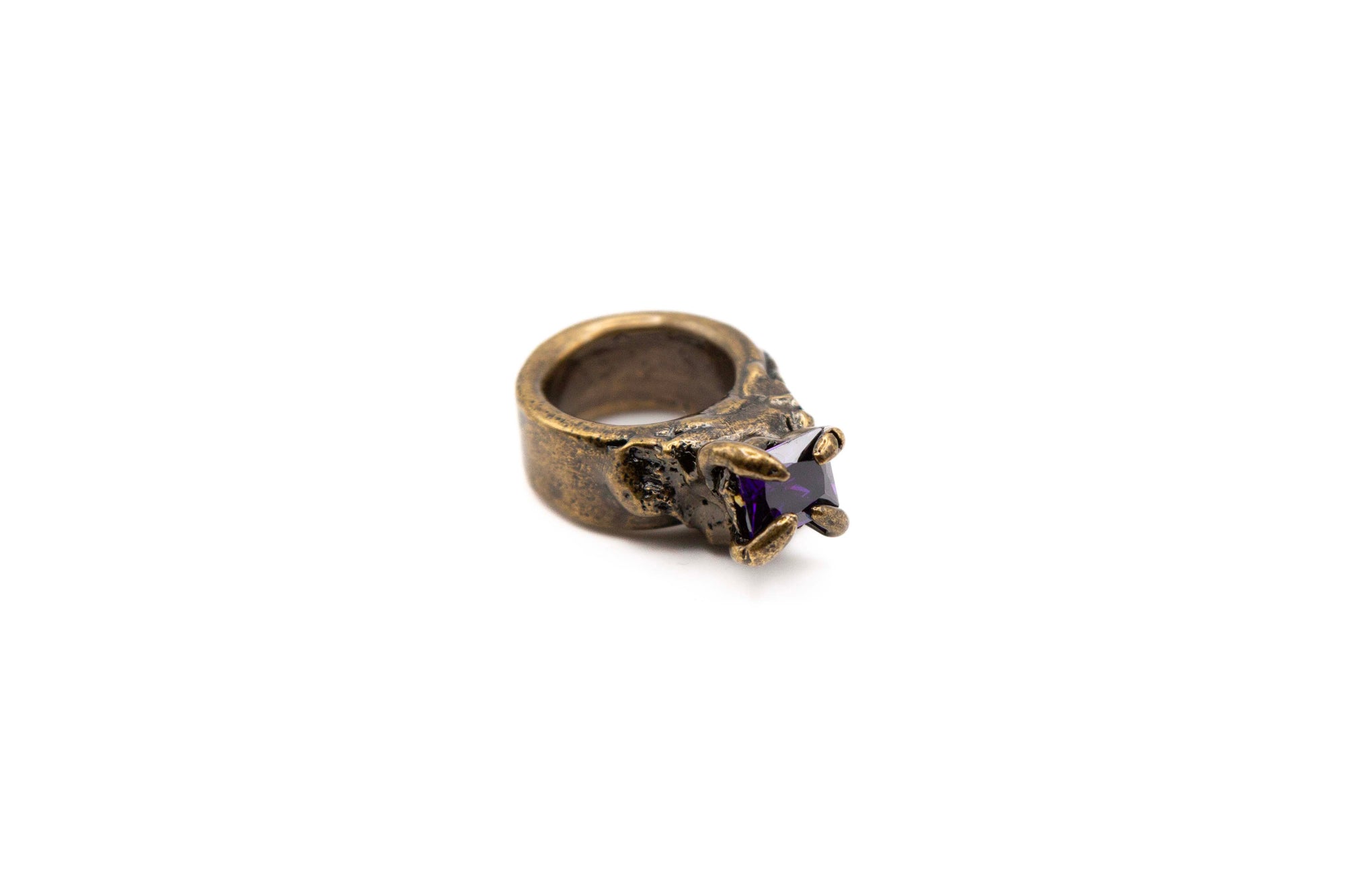 FABLE asymmetrical 24k gold-plated brass ring with hand-carved details. Lateral view.